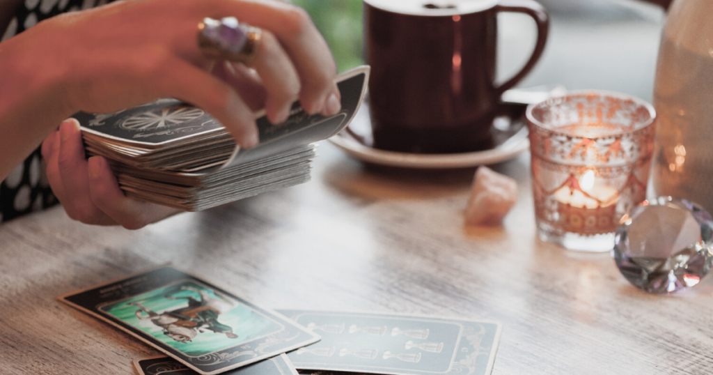 6 méthodes pour purifier ses cartes divinatoires